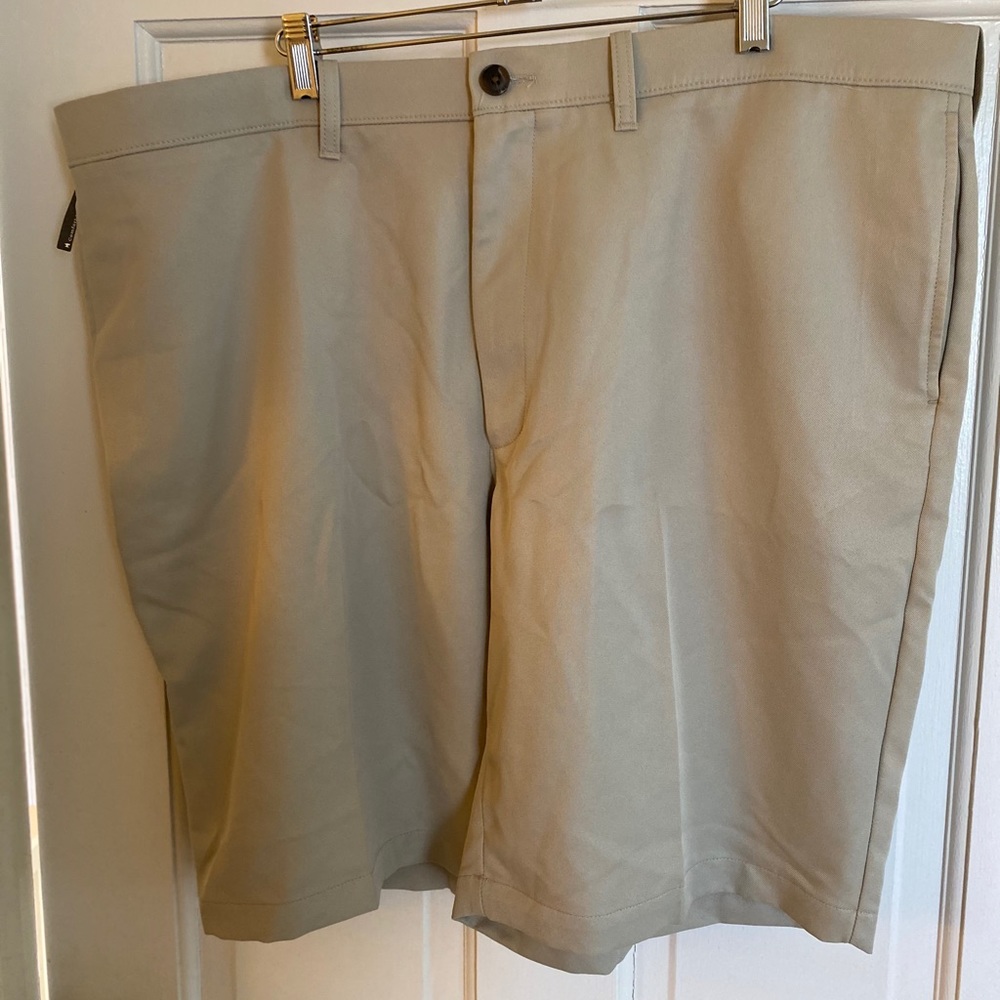 NWT men’s Haggar comfort waist chinos. Size 42